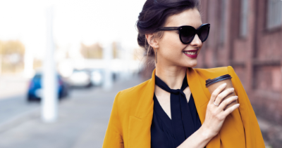 TelefonSounds.de - : Modische Frau mit Sonnenbrille und gelber Jacke
