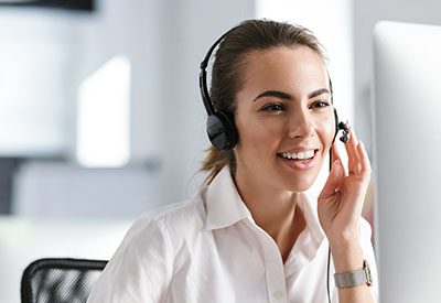 TelefonSounds.de - Begrüßungsansage: Frau mit Headset am Office Tisch